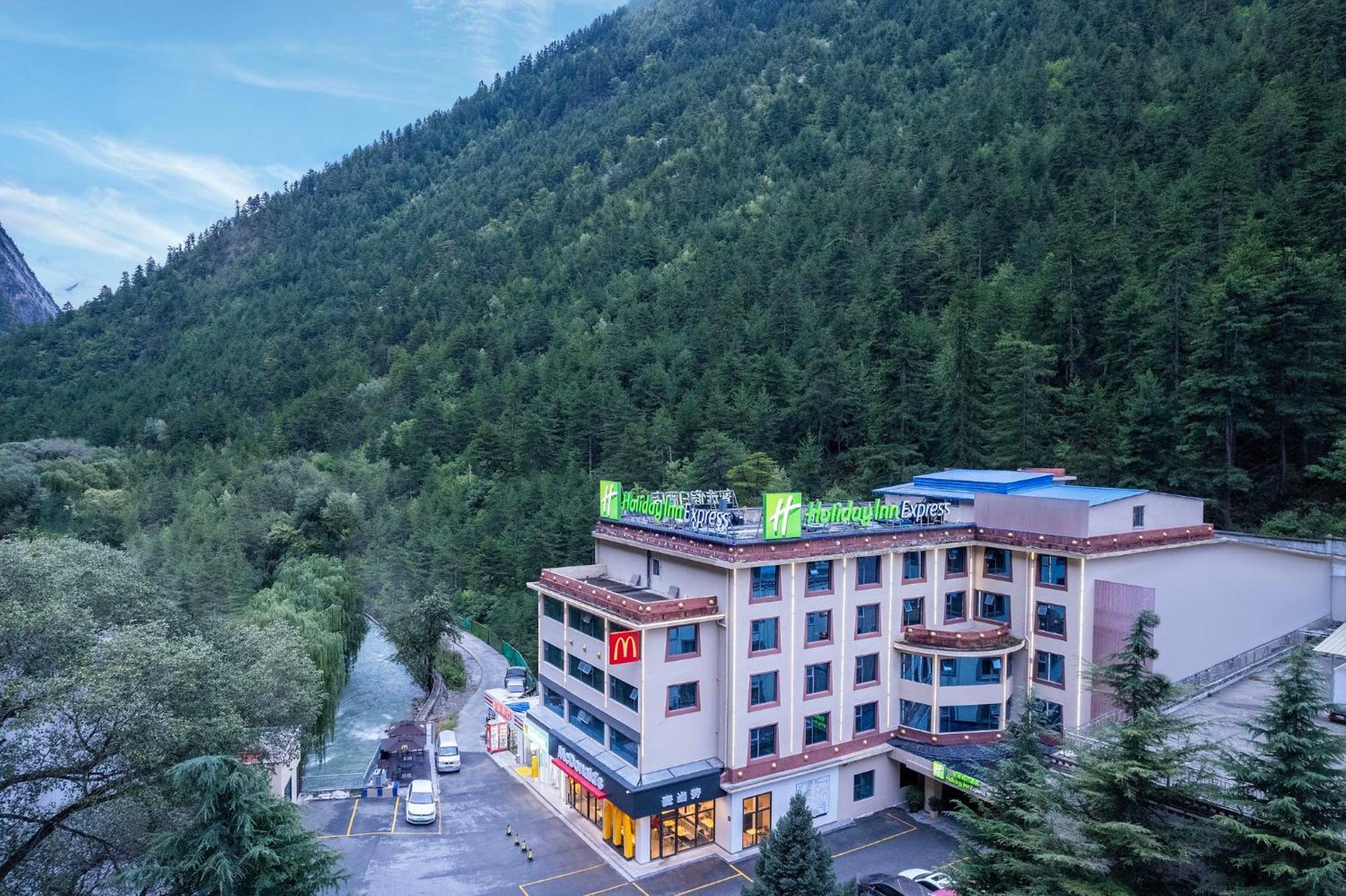 Holiday Inn Express Jiuzhaigou,Only 600 Meters To Jiuzhaigou Park By Ihg Exterior foto